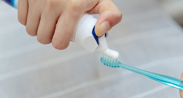 市販の歯磨き粉はキケン？！無添加の歯磨き粉が人気の理由