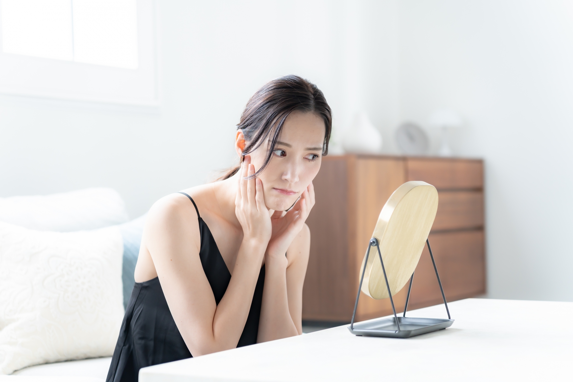化粧水だけのスキンケアはNG？脂性肌に必要なのは保湿！