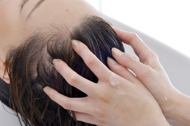 女性の頭皮のにおいをケアする効果的なシャンプーのやり方