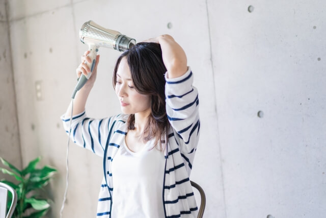 女性の頭皮のにおいの原因は？