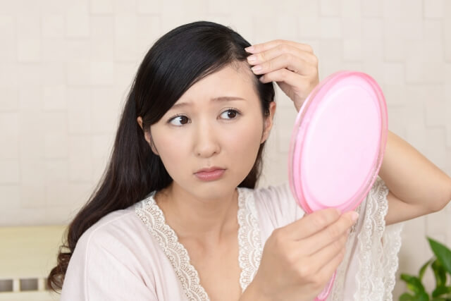 フケはシャンプーのせい?フケの原因を解説