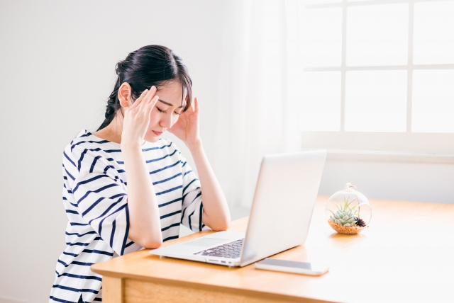 ブルーライトが肌に悪い原因とおすすめのスキンケアアイテムを紹介！