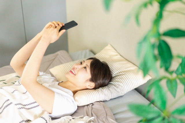 ブルーライトが肌に悪い原因とスキンケアの重要性