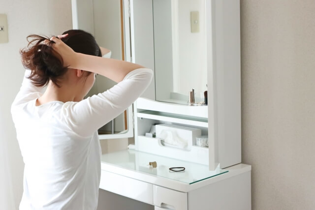 ヘアゴムのダメージを防ぐ方法　髪が切れない結び方を解説