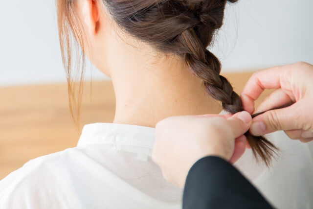 ヘアゴムが髪にダメージを与える理由