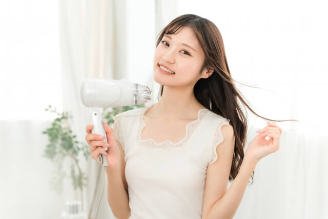 朝のヘアオイルの使い方　スタイリングと保護がポイント