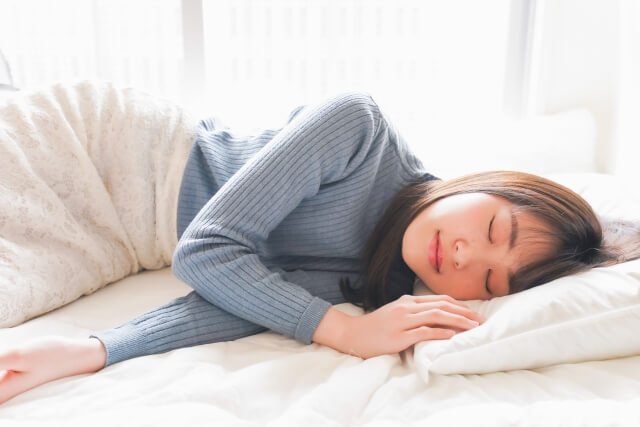 枕カバーが原因で肌荒れする？毎日交換は必要？スキンケア目線で解説