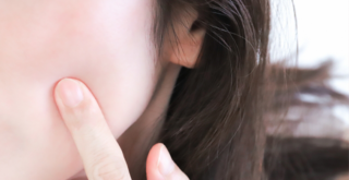 お肌の年齢を自覚する！自分でできる肌質診断と肌悩みに寄り添った対策方法を紹介します