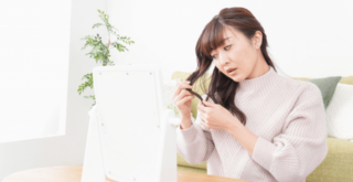 抜け毛の根元が白いのはなぜ？原因やケア方法を解説