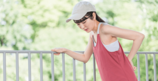 疲れと背中の痛みは関係してる？痛みの原因と予防法