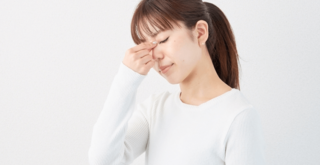 疲れで目がくぼむのはなぜ？原因や改善方法を紹介