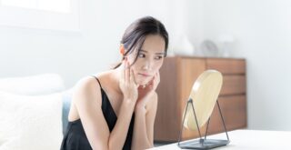 化粧水だけのスキンケアはNG？脂性肌に必要なのは保湿！